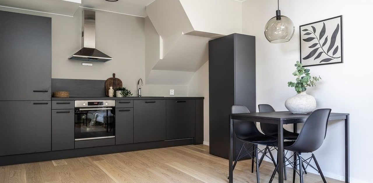 Moderne og stor kjøkken m/integrerte hvitevarer