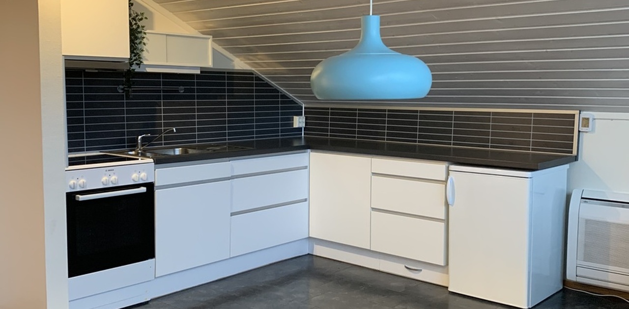 Åpen kjøkkenløsning. God plass til spisebord