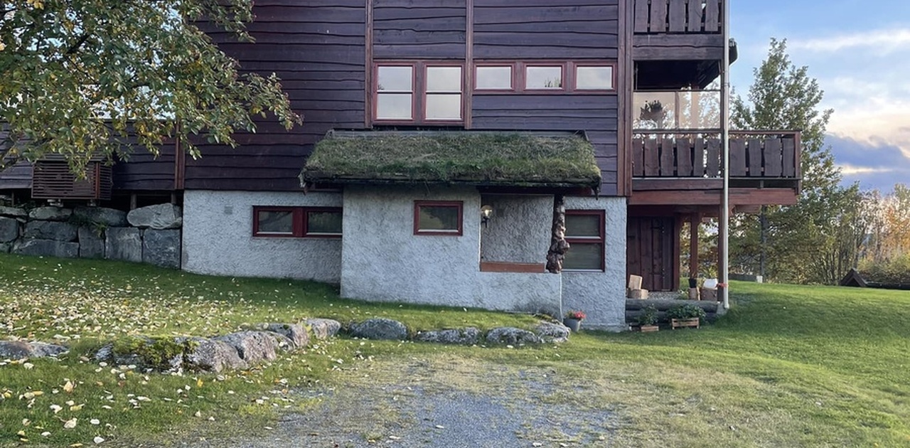 Parkeringsplass og inngang