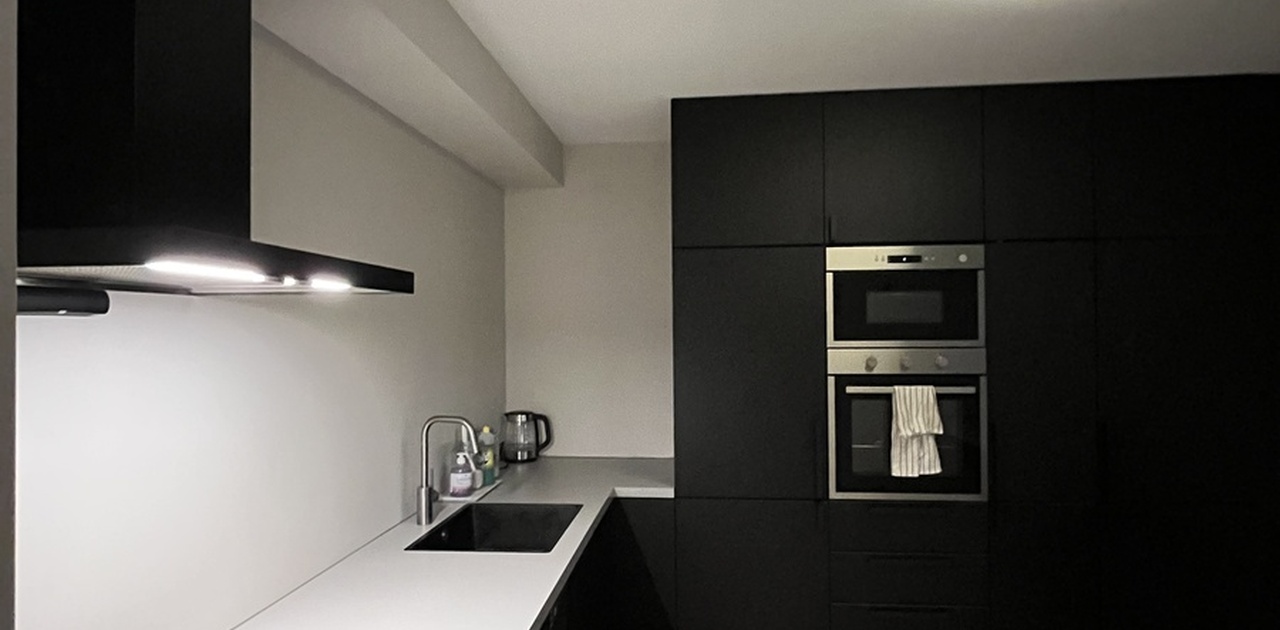 Mye skapplass og benkeplass med integrert kjøleskap og fryser