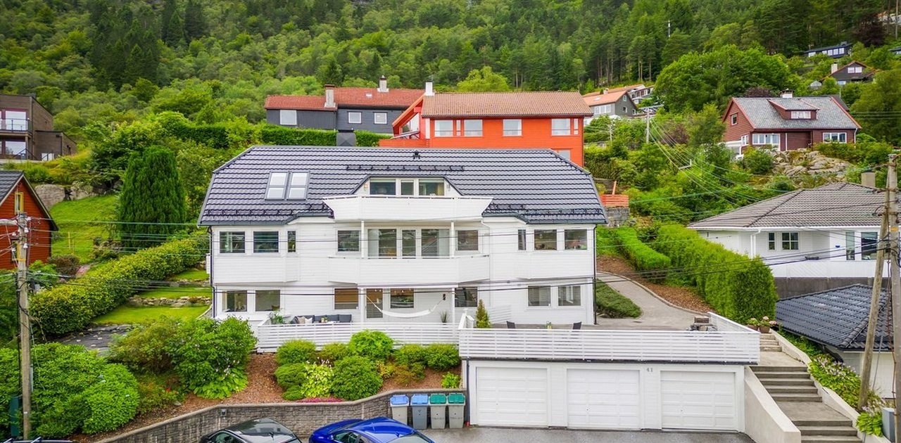 Bildet av huset fra utsiden. Leilighet er nederst i bygget