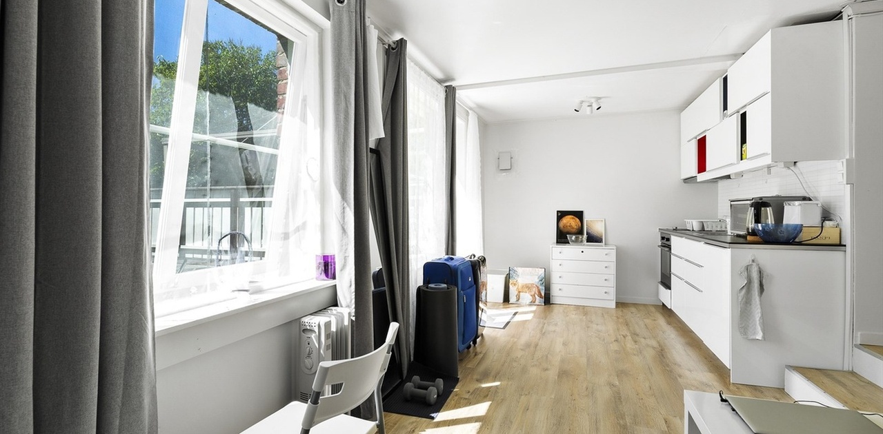 Kjøkken/stue/sov. Kan leies møblert eller umøblert. (Bildet er fra tidligere leietakers møbler.) Har egen inngang, bad og romslig bod for lagring.