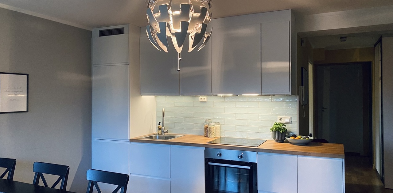 Oppusset kjøkken i 2020 med integrerte hvitevarer.