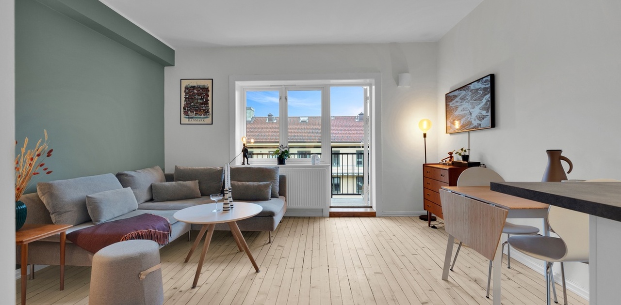 Stue med utgang til vestvendt balkong
