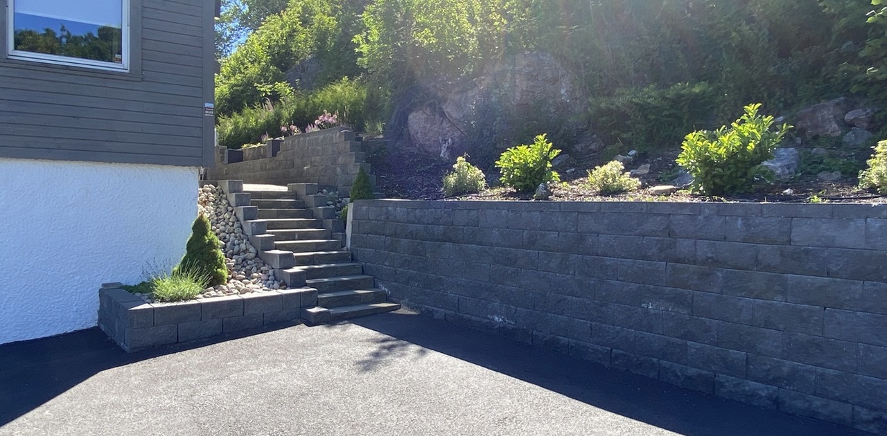 Parkering og adkomst til leiligheten via trapp