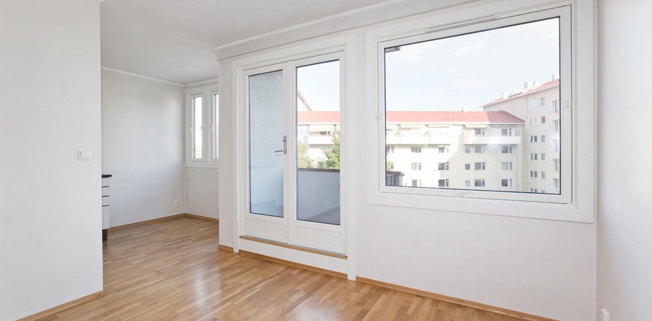 Rikelig med daglys slipper inn langs vindusrekka. Bilde fra tilsvarende leil.