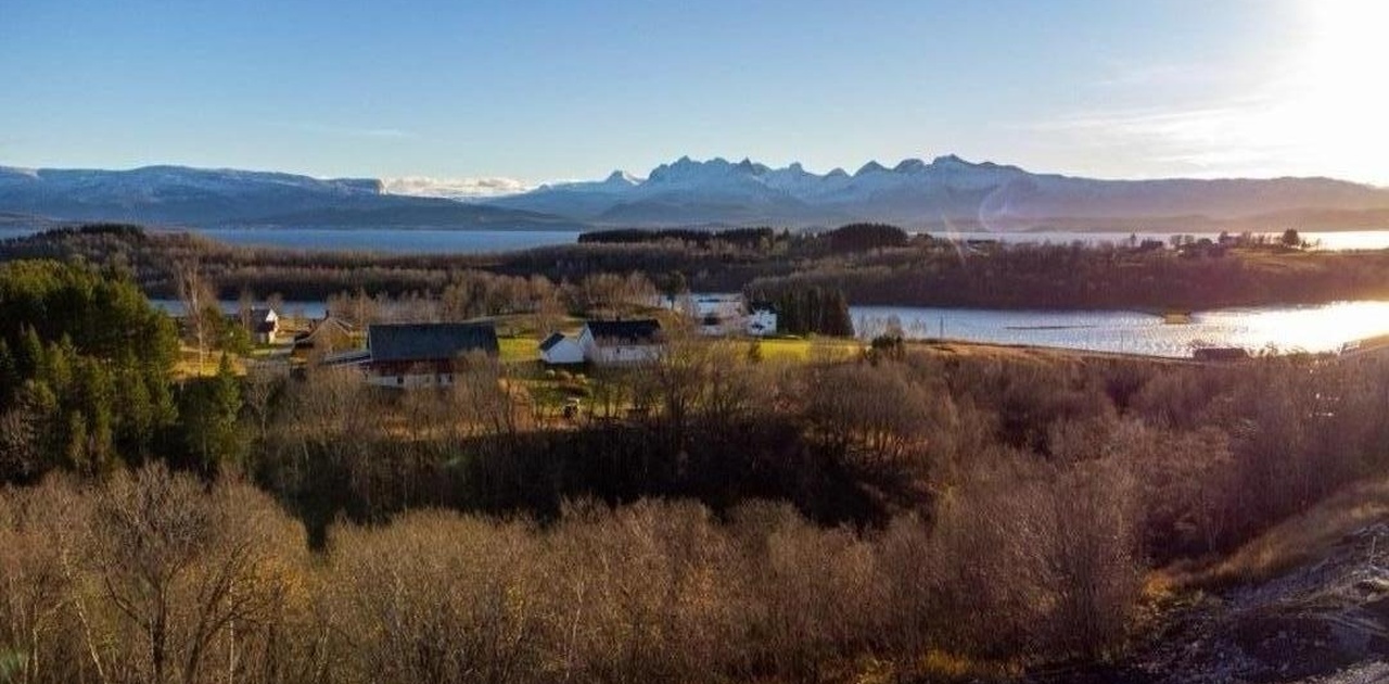 Nydelig utsikt fra stuen og altanen