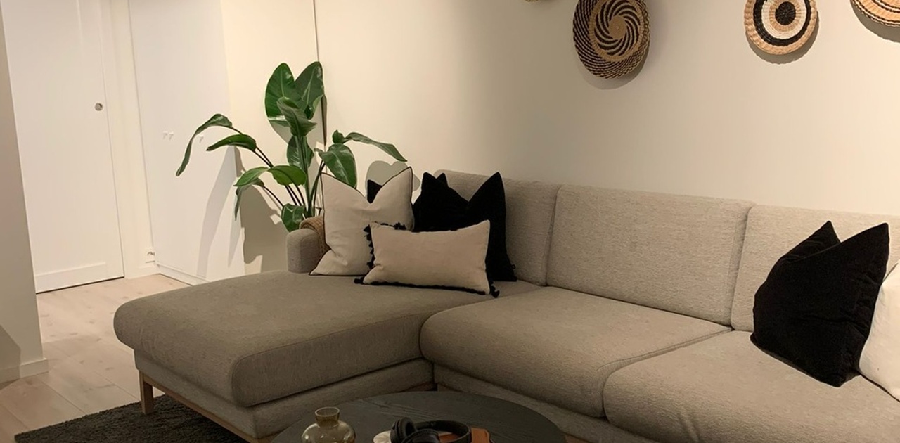 Sofa tilhører eksisterende leietakere. Den vil bli erstattet med en annen.