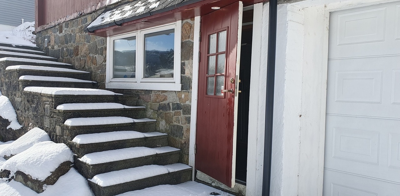 Eigen inngang, 1 etg. Det er lite/ingen trafikk i trapp ved inngangsdør.