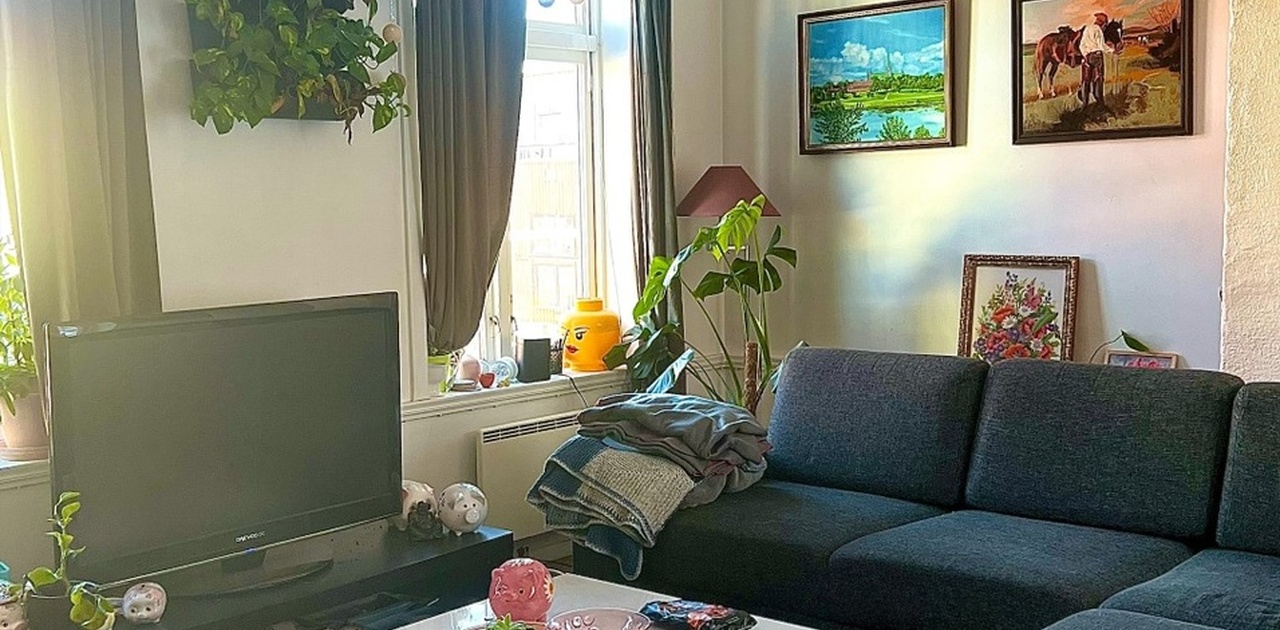 Stuen ligger midt i leiligheten med enkel tilgang til både spisebord og kjøkken