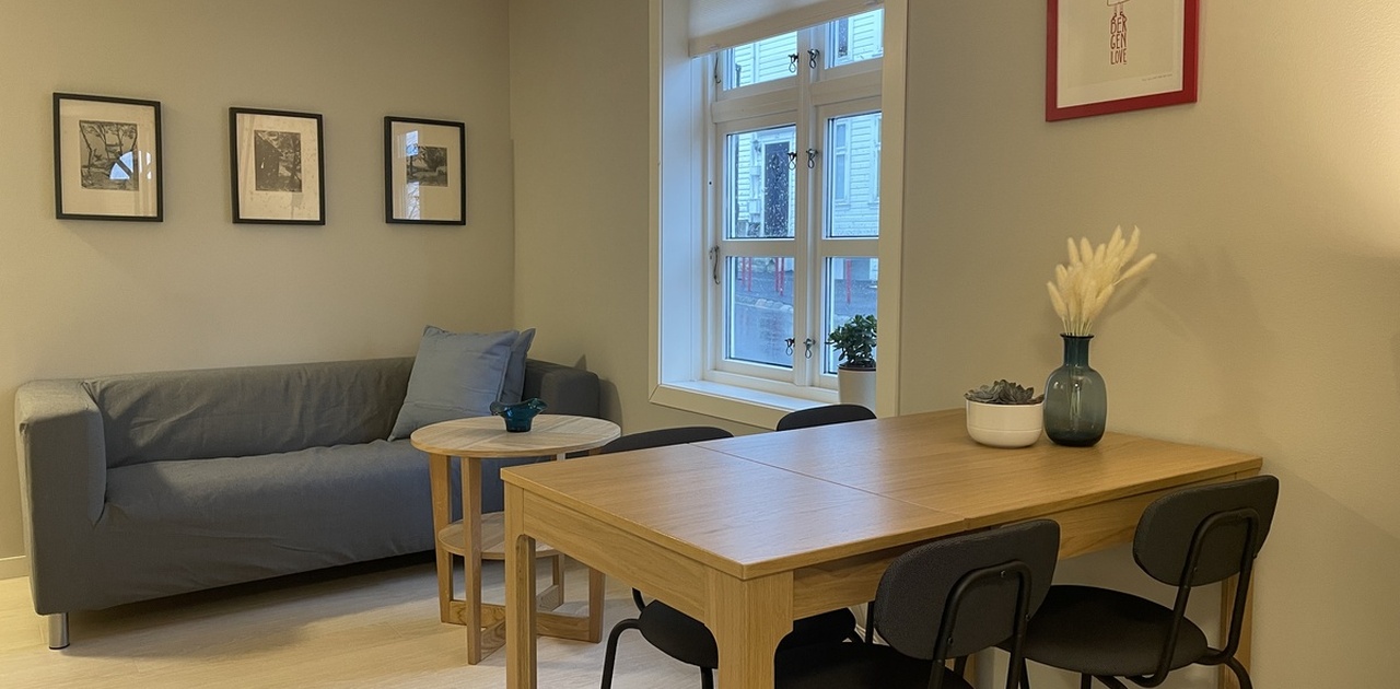 Stue med spiseplass. Sofa følger ikke med.