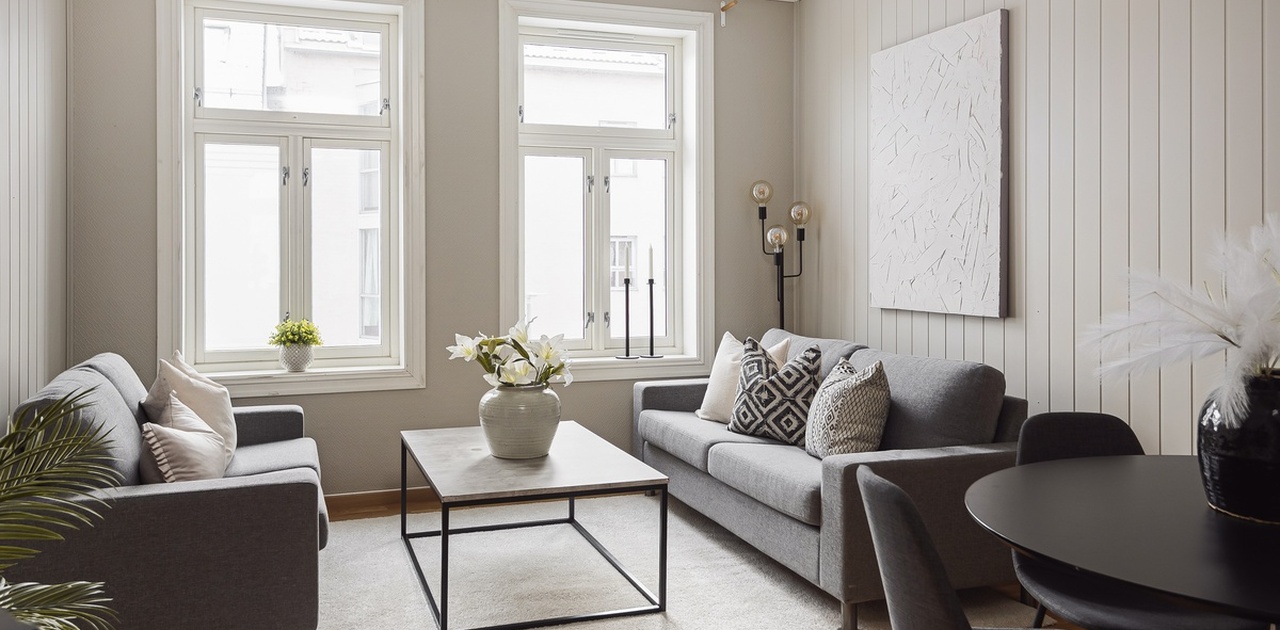 Romslig og delikat stue. Møblert med sofagruppe og spisebord