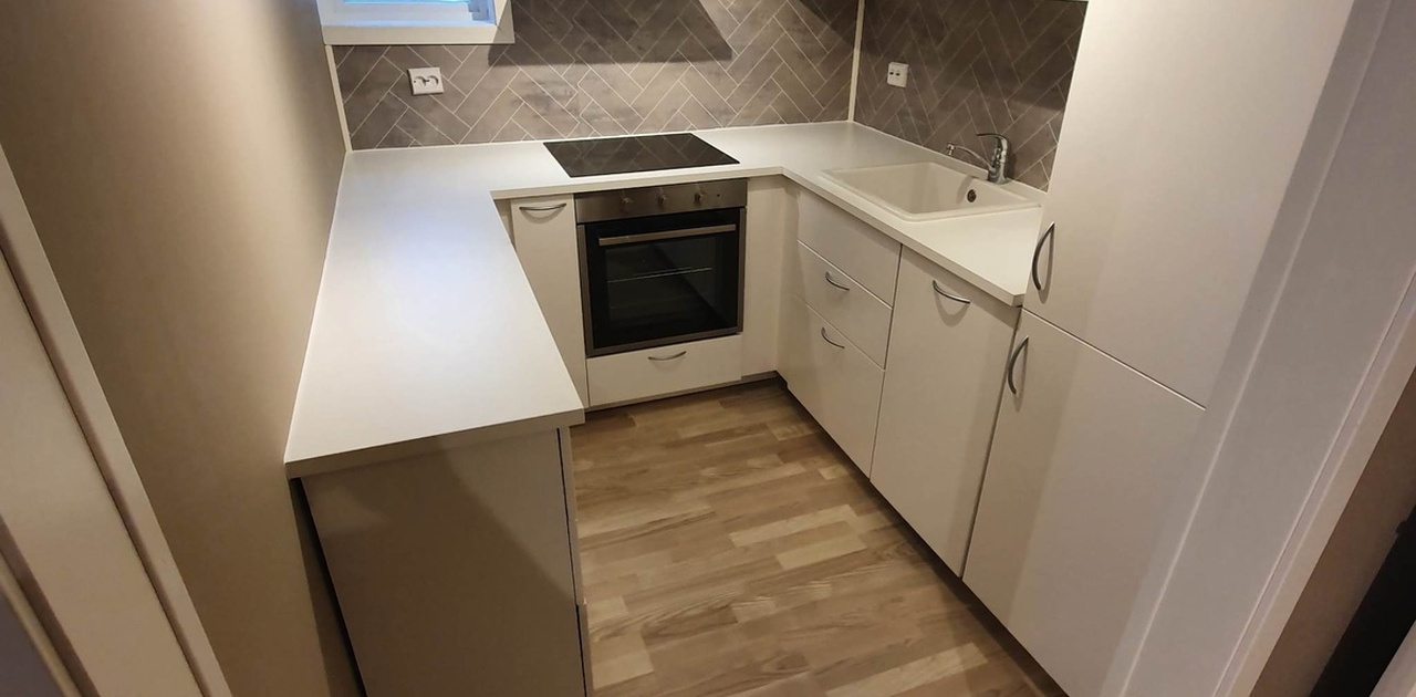 kjøkken med alle hvitevarer