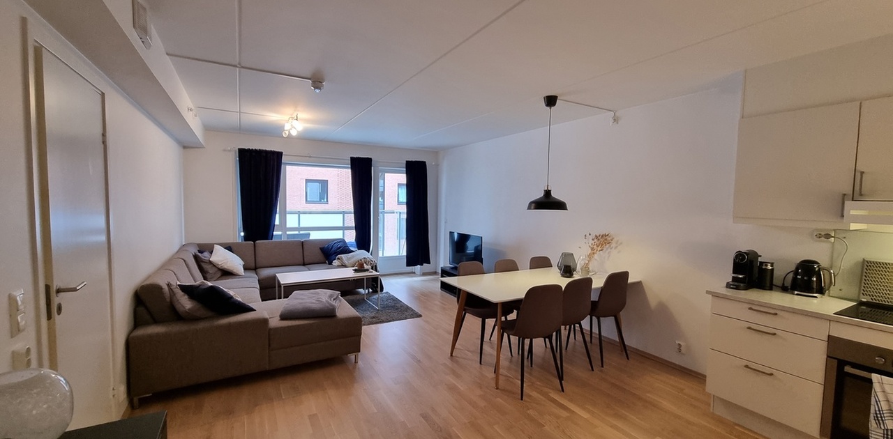 Stor, åpen stue, spisestue og kjøkken-løsning