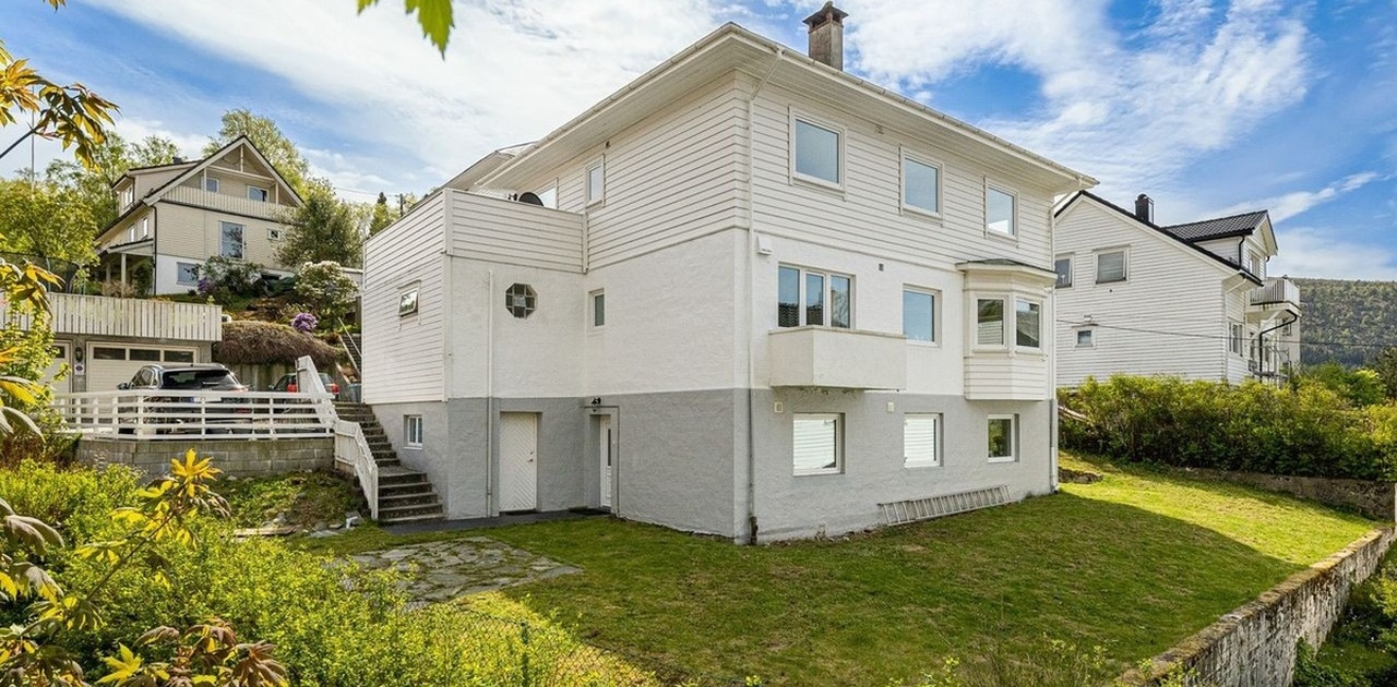 Solrik leilighet i midten av bygget.