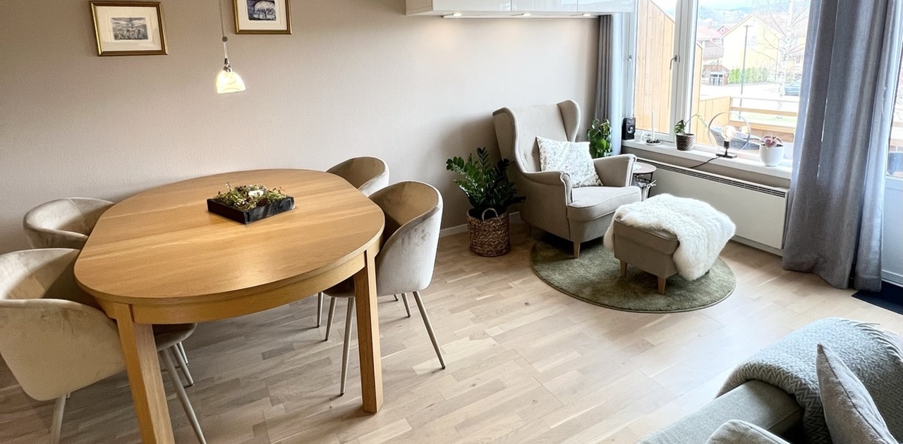 Åpen stue- og kjøkken løsning.