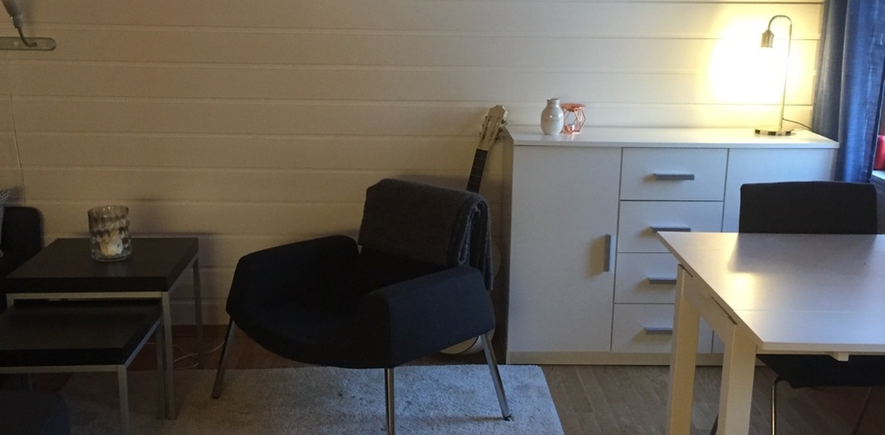 Stue sett fra kjøkkenkrok