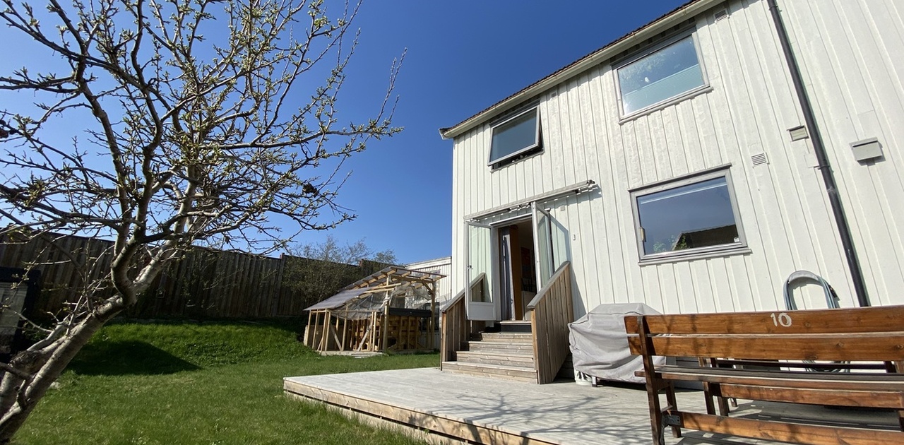 Njords veg 5B – Stor hage med plommetre, solfylt terrasse, grill og utemøbler