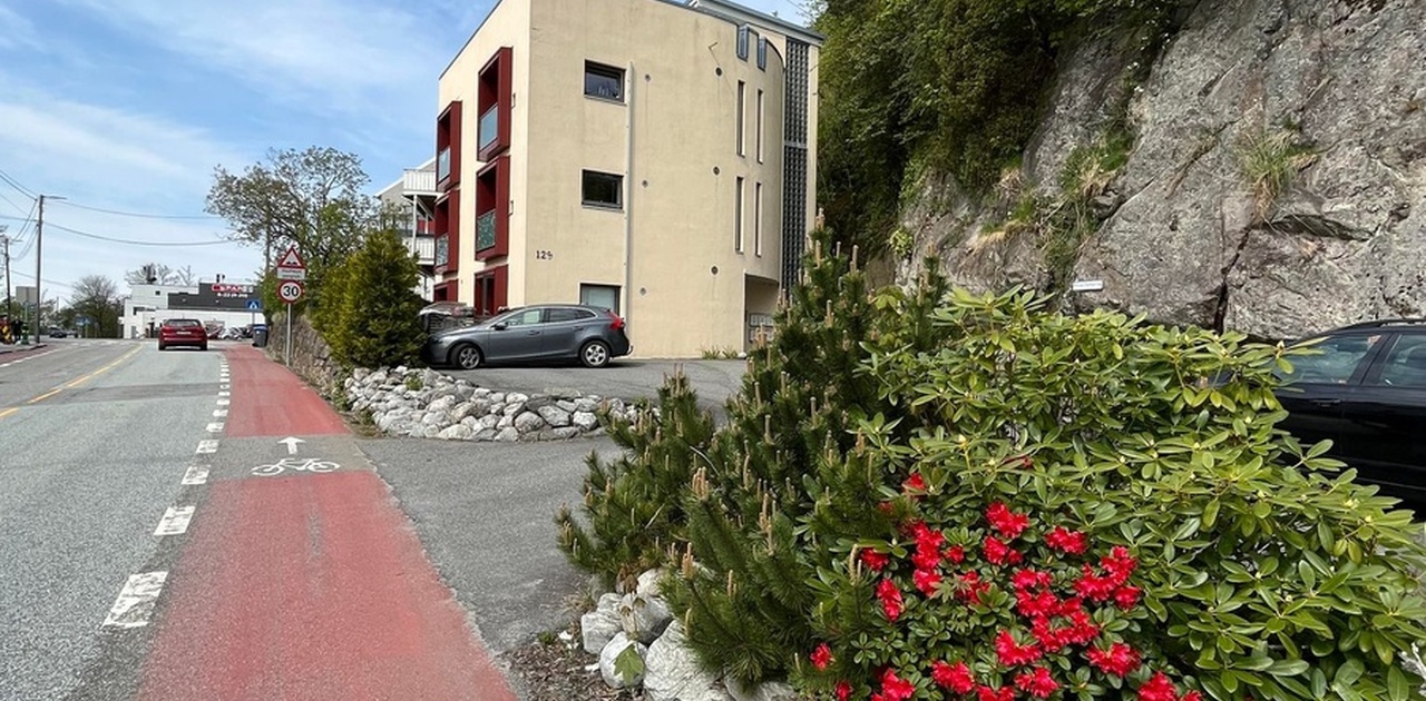 Fasade. Leiligheten er den midterste av tre etasjer.