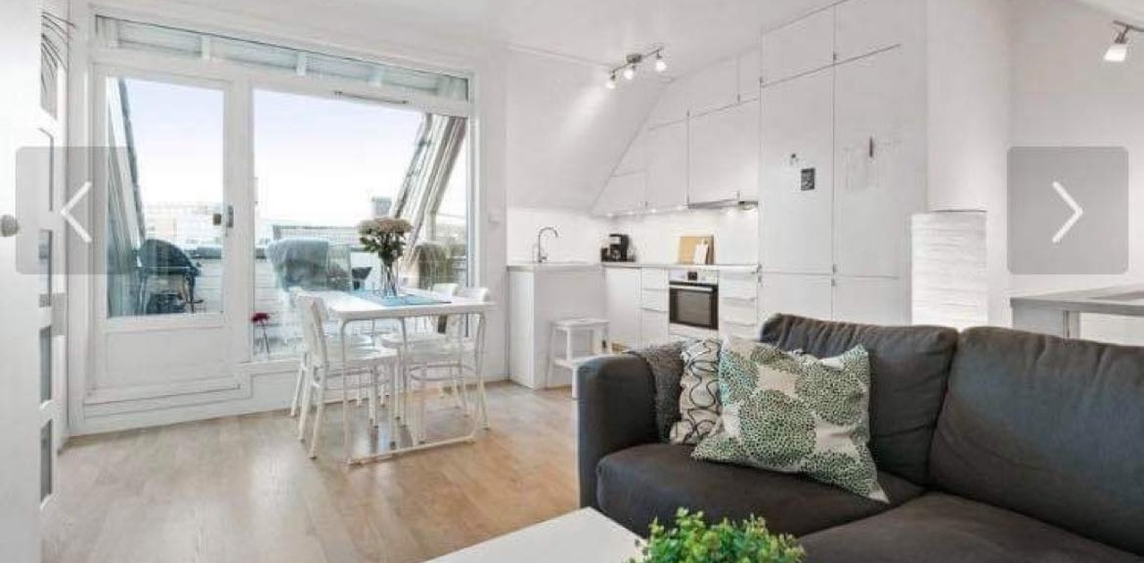 Stue med åpen kjøkken løsning. TV er også inkludert.