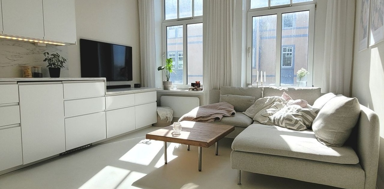 Sofa, tv, bord følger med.