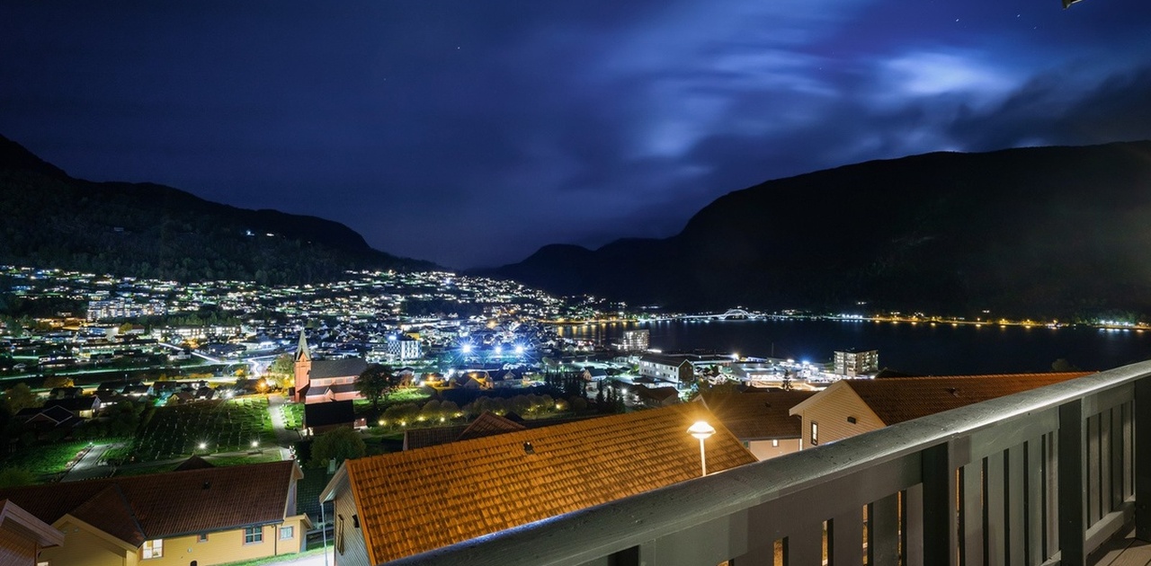 Øvst på Stedje får ein utsikt over heile Sogndal. Bilde frå verandaen vår i etasjen under. Foto: Flugheim Foto.
