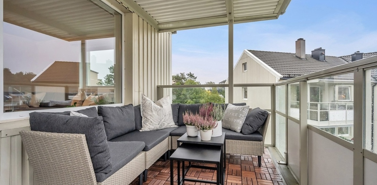 Balkongen har gode solforhold med sol store deler av dagen og kveldssol