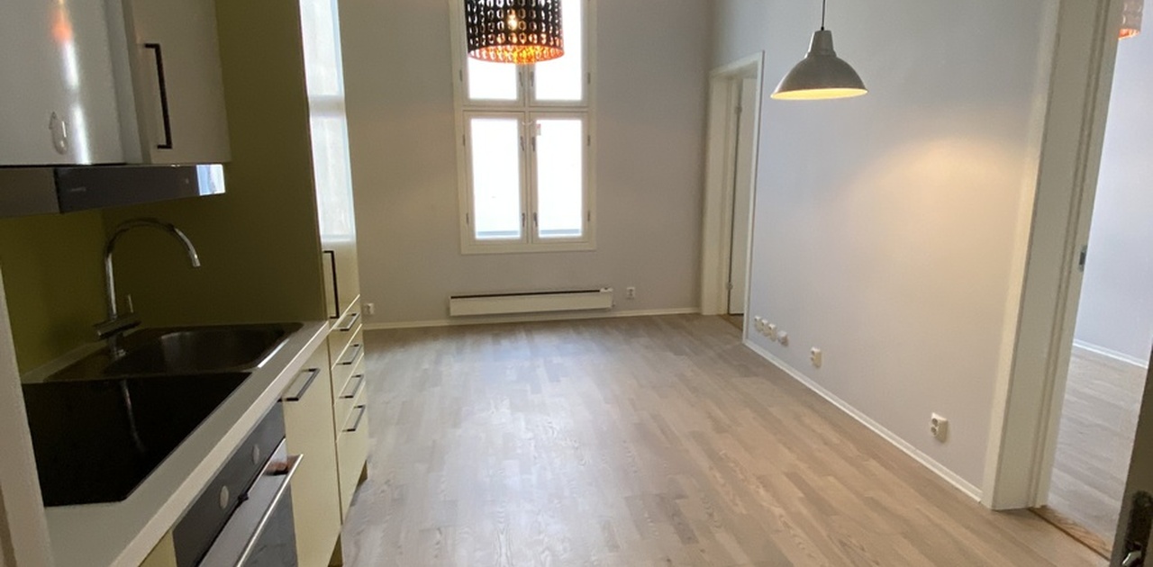 Stuen (soverommet til høyre (2 dører inn)