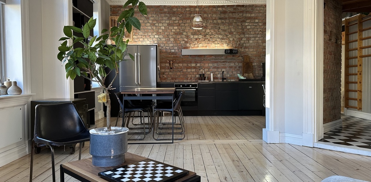 Livingroom looking at kitchen