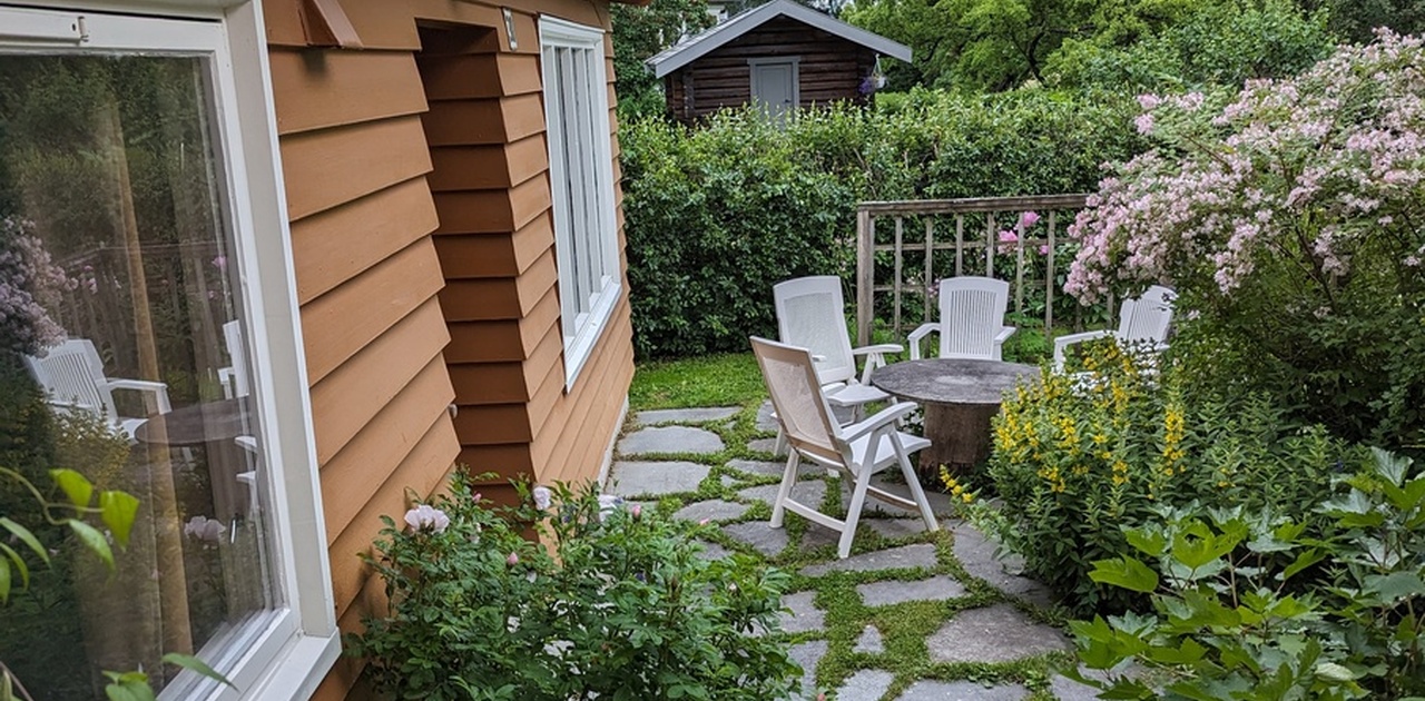 Utendørs hellelagt sitteplass