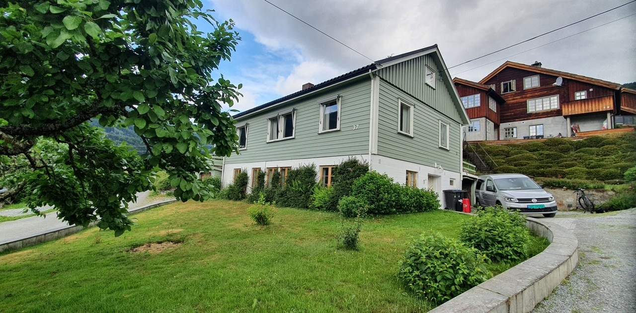 Frå utsida, med hage