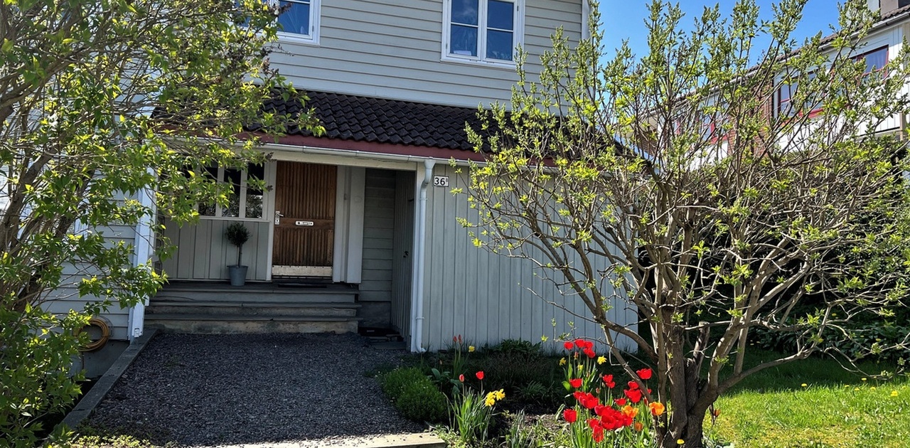 Inngangsparti sett fra Marviksveien. Utvendig bod til høyre i bildet.