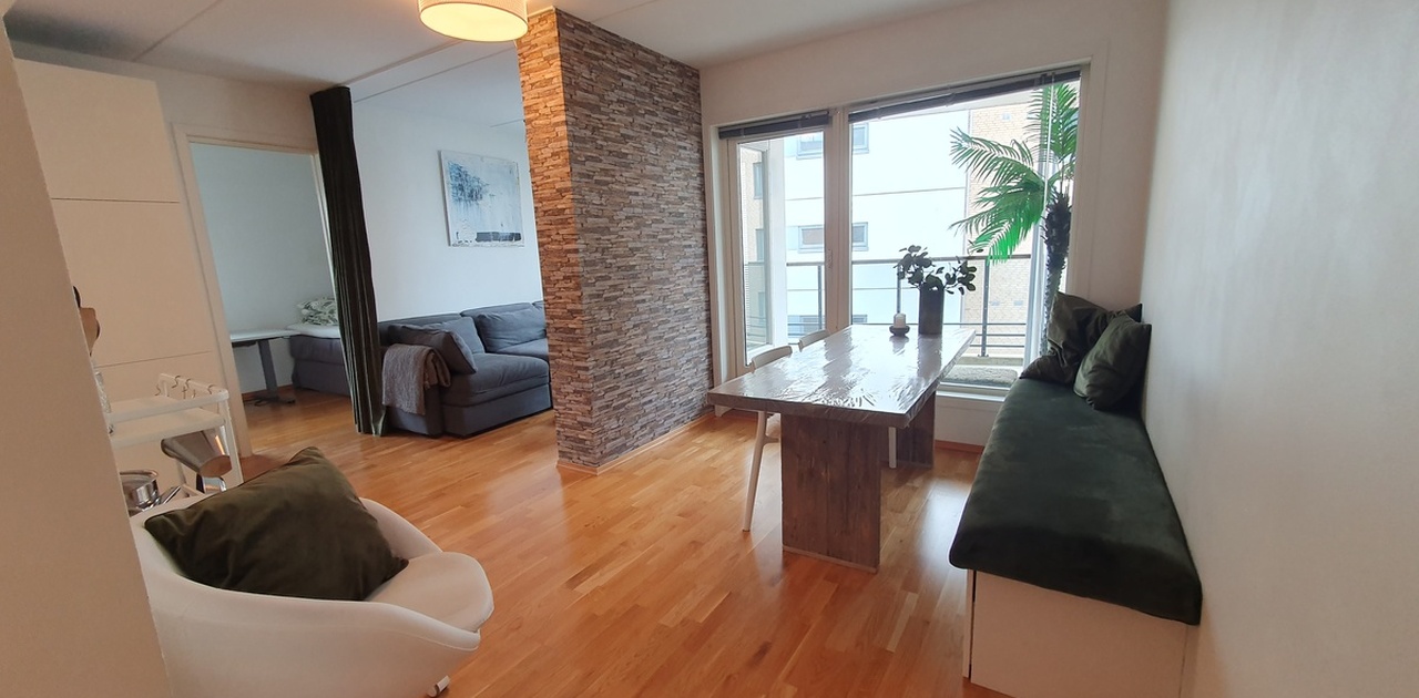 Stue mot balkong. Du kan se resten av bildene i Finn-annonsen. https://www.finn.no/realestate/lettings/preview.html?finnkode=309522166&secret=f6ac7541ade1f70abc9ad803304ebc011cac93ca9d8f5a6a4ee3217423510e60