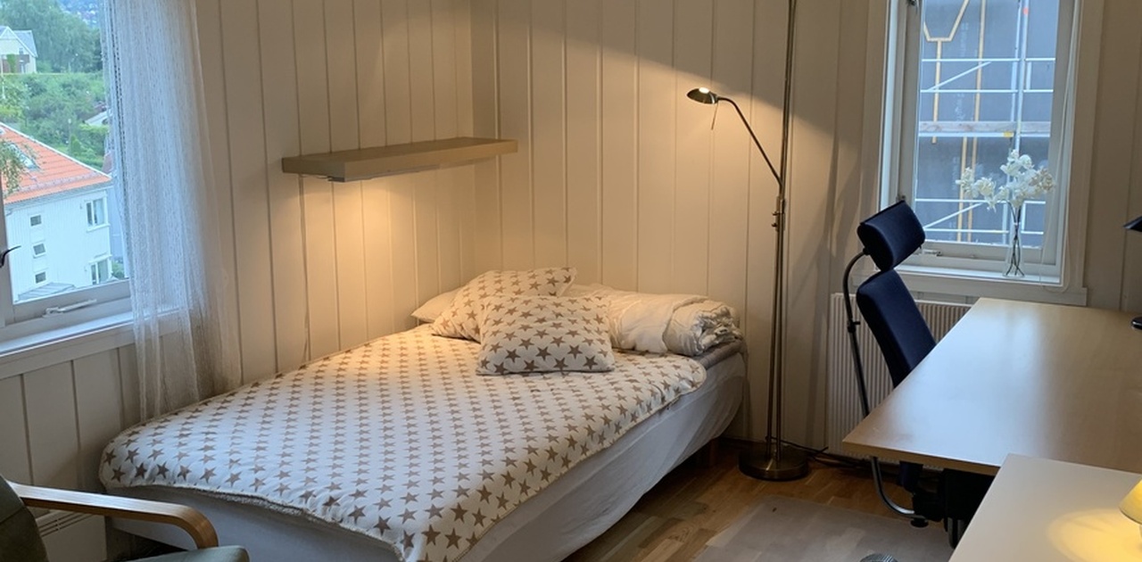 12 m2 hybel i 2 etg. i rolig villastrøk