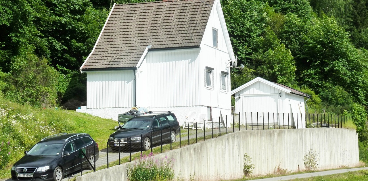 Bildet er tatt fra bussholdeplassen, ca 30 meter unna.