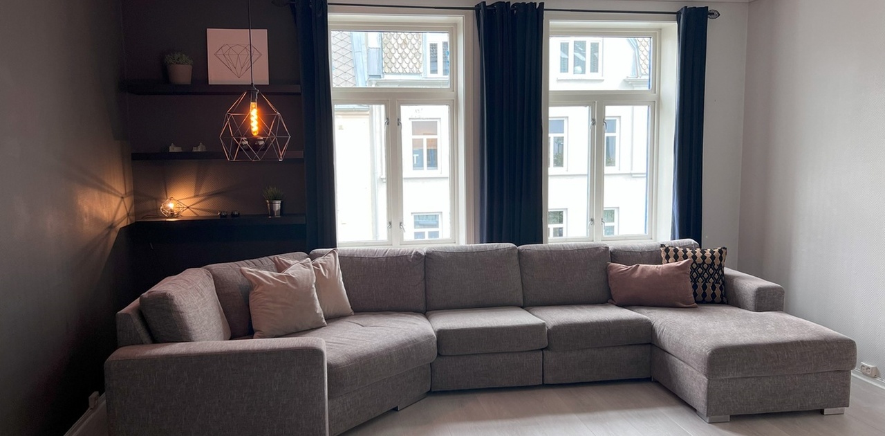 Stor stue med god naturlig belysning. I stuen følger det også med en romslig sofa av god kvalitet.