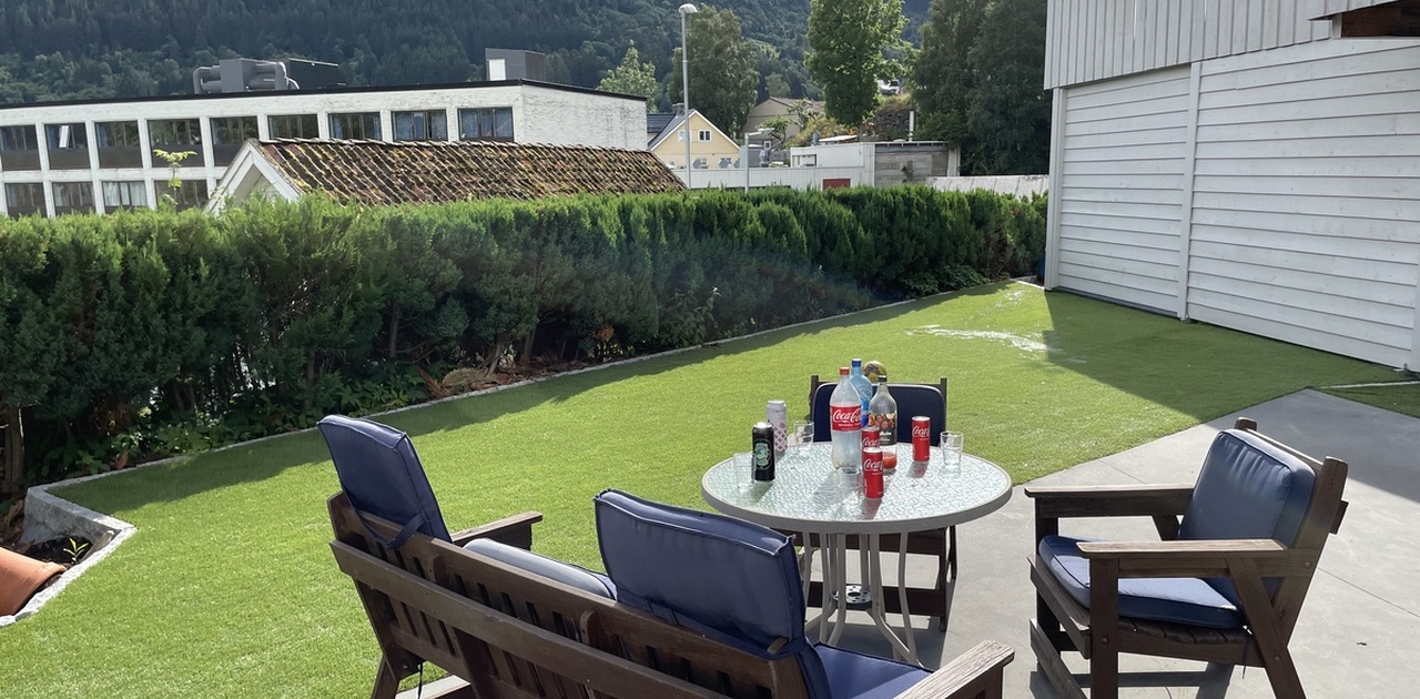 Uteområde til hyblane med utsikt til nabolag