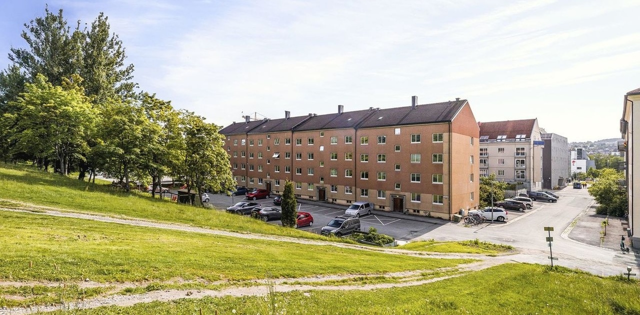 Leiligheten ligger ved Høyskoleparken med gangavstand til NTNU Gløshaugen, NTNU Handelshøyskolen, Samfundet og St. Olavs hospital.