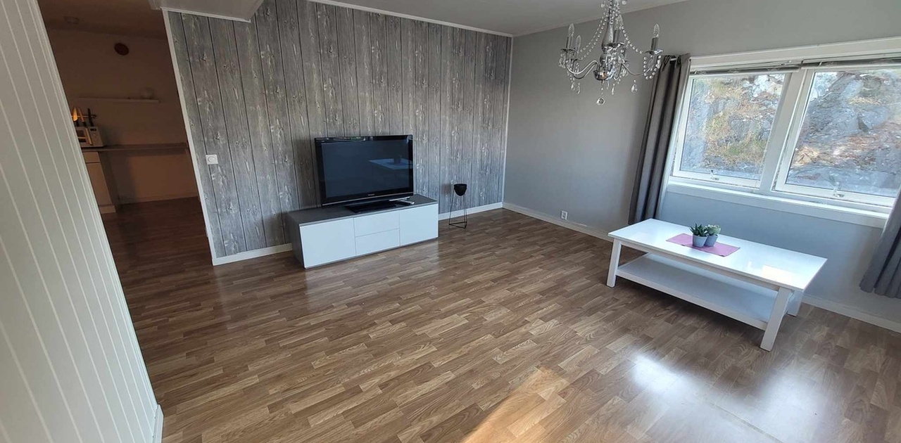 Stue med delvis åpen løsning til kjøkken