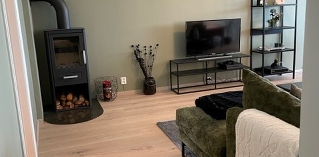 Entering living room. The fireplace keeps the apartment nice and warm in winter and keep the electricity bill low :D