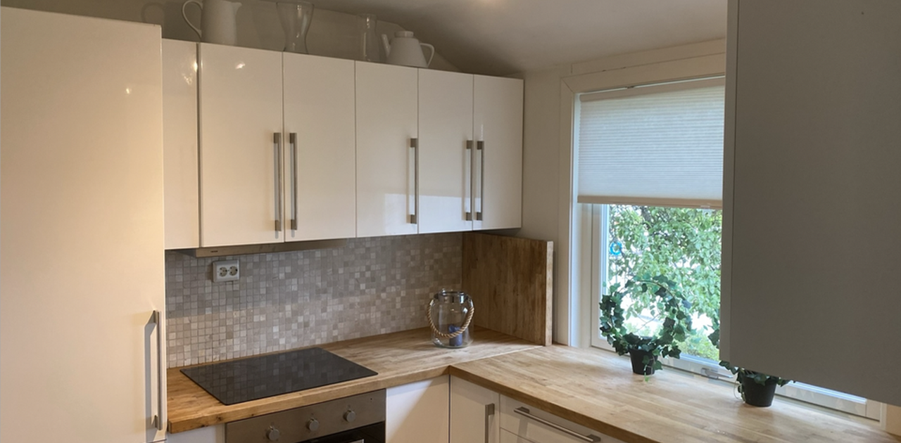 Kjøkken med oppvaskmaskin, kjøleskap, frys, kjøkkenutstyr