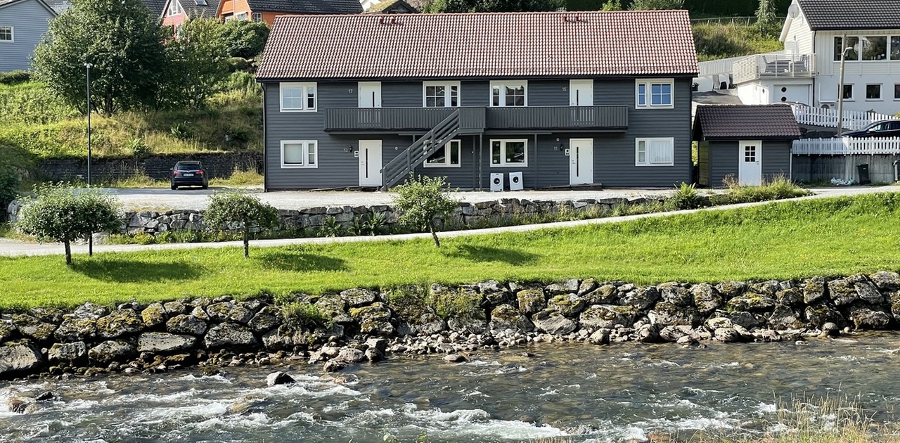 Huset ligger i enden av blindveg. Gang og sykkelveg til skule/sentrum