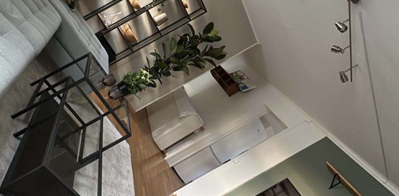 Koselig og godt innredet stue med stor tv og sofa, med surroundlyd