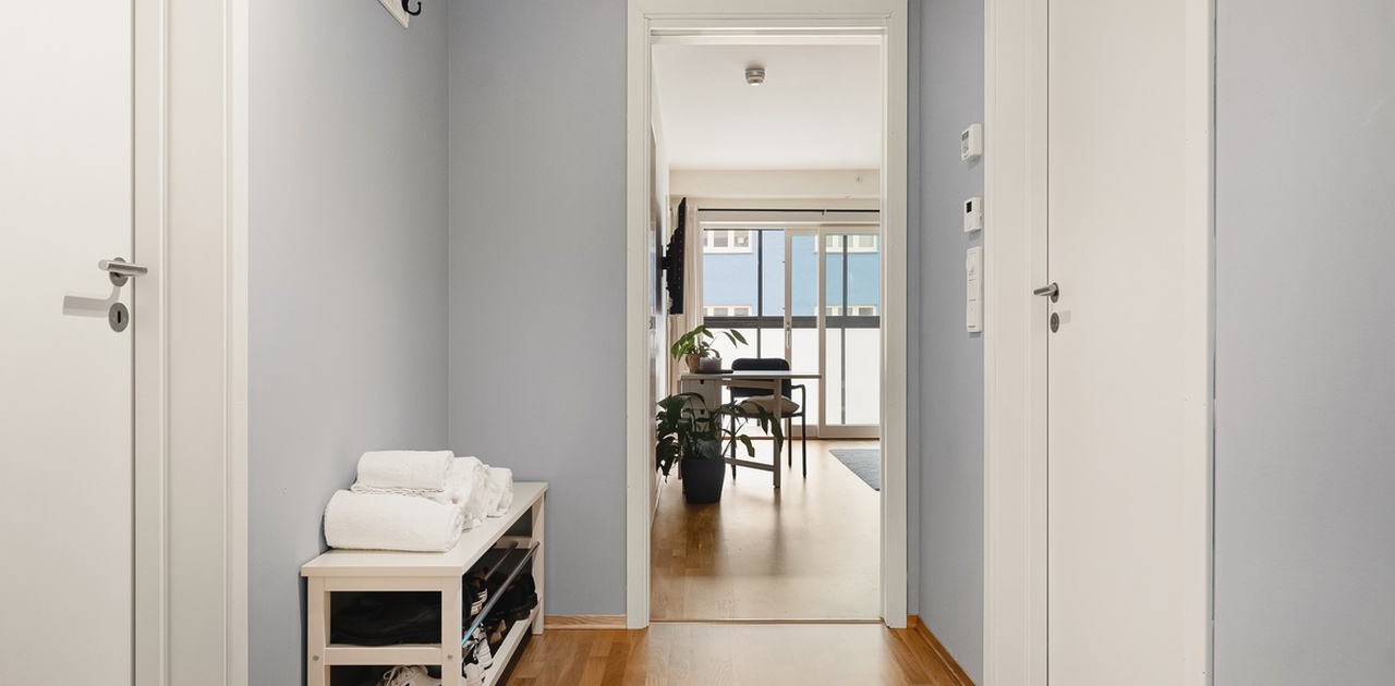 Inngang, med bod på h. side og bad på v.side