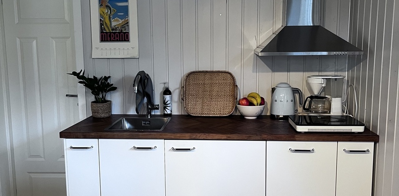 Eget kjøkken, med kjøkkenbord og to spiseplasser i 1. etg