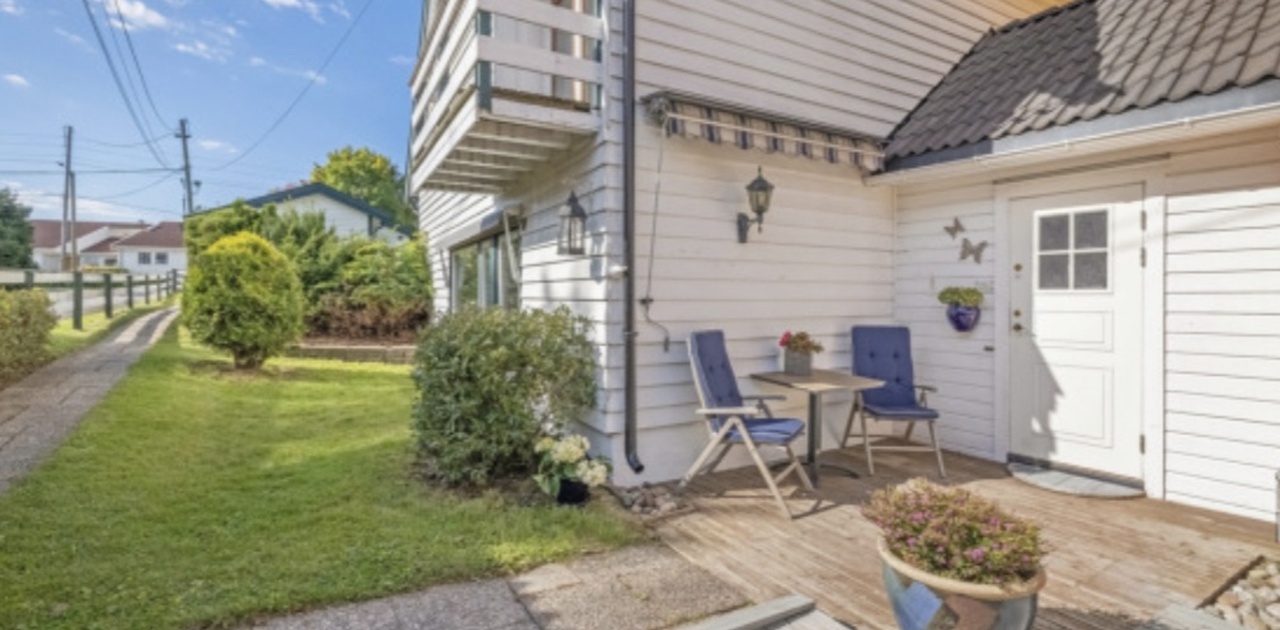 Platting med mulighet sittegruppe utenfor inngangspart