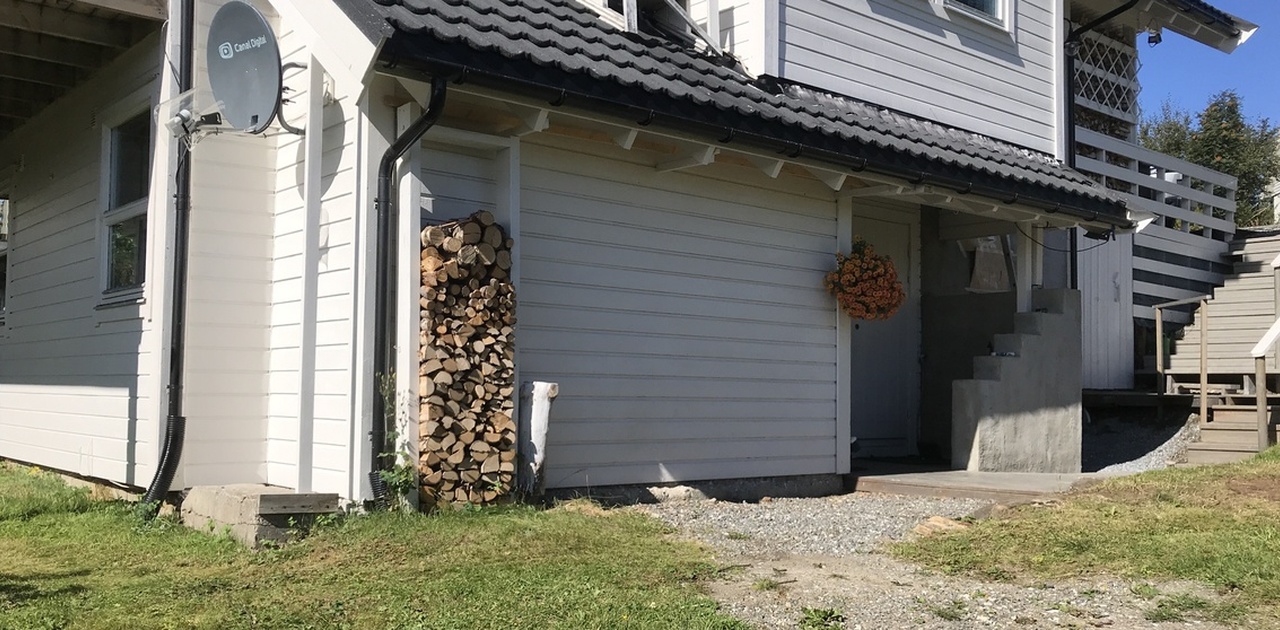 Hele hybelleiligheten liggee i sokkelen over jorden, og har egen inngang, bad og skilledør mot hovedleiligheta til eieren. Plassert i rolig villastrøk.