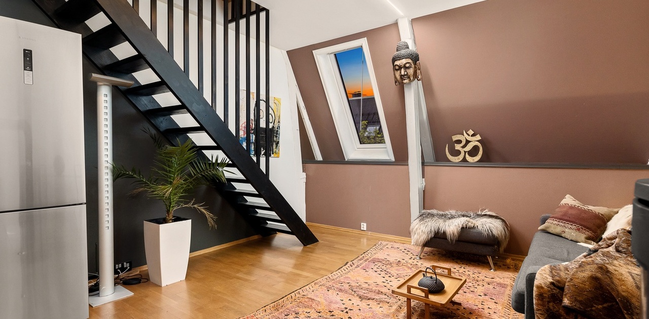 Stue med trapp opp til hems. Bildet er stylet for photoshoot