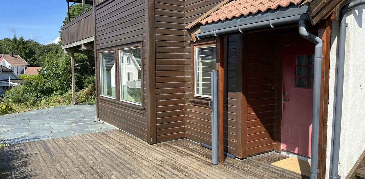 Egen etasje, lyst med store vinduer og flott utsikt