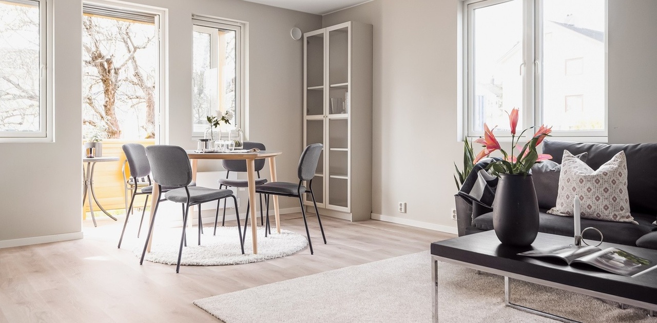 Det er gode vindusflater fra begge sidene i stuen, som gir mye naturlig lysinnslipp.